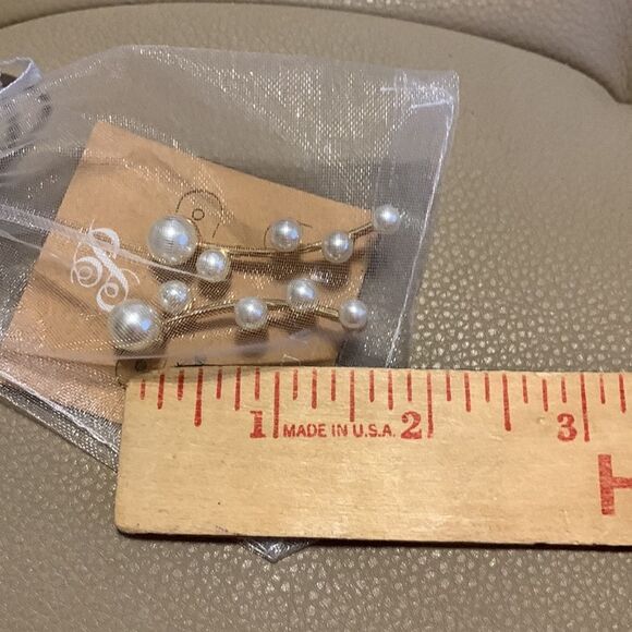 Plunder faux Pearl pierced earrings made to 'climb' the ear appearing to be many - Picture 6 of 6